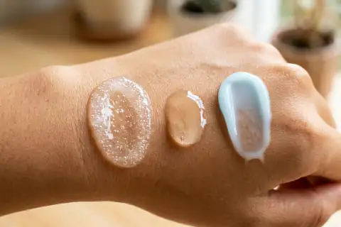 Tekstur cair menyegarkan Treatment Lotion dan gel-cream Adenosine yang mudah meresap