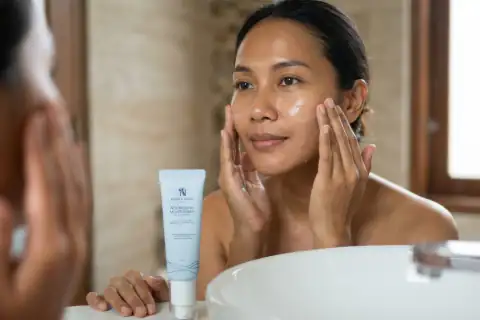 Langkah 2 kunci kelembapan dengan Adenosine Deep Sea Water Moisturizer