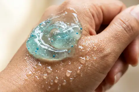 Swatch tekstur gel pembersih bening dan water-jelly Gloss Gel di punggung tangan