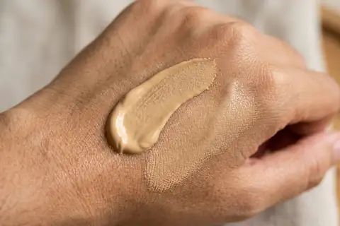 Swatch tekstur gel cuci muka bening dan krim pagi warm beige PDRN di punggung tangan