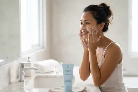 Langkah 1 mencuci wajah dengan Deep Sea Water Facial Wash Gel 100ml