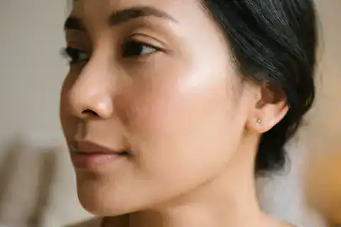 Close-up pipi bersih dan halus dengan hasil akhir satin-dewy alami di bawah cahaya pagi