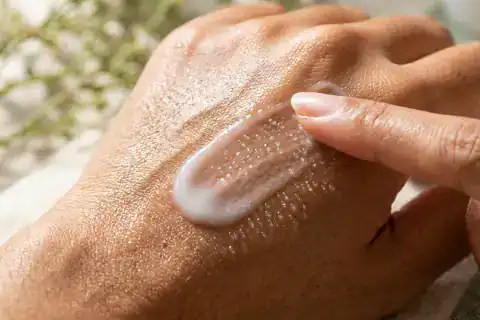 Swatch tekstur gel cuci muka bening dan lotion ringan Oxydew Sunscreen di punggung tangan