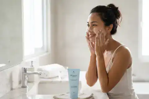 Langkah 1 mencuci wajah pagi dan malam dengan Deep Sea Water Facial Wash Gel 100ml