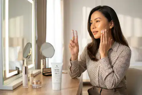 Langkah 2 mengoleskan Oxydew Sunscreen SPF 50+ PA++++ sebanyak 2 ruas jari di pagi hari