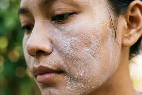 Wajah tampak lengket, kusam, dan pori-pori tersumbat sisa keringat serta tabir surya tebal