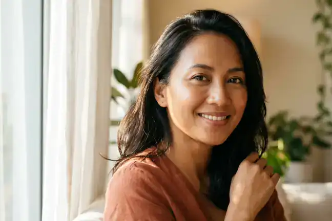 Wanita Indonesia dengan kulit segar terlindungi mengaplikasikan Oxydew Sunscreen setelah mencuci muka