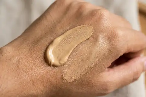 Perbandingan tekstur krim pagi warm beige PDRN dan gel bening Calming Gloss Gel di punggung tangan