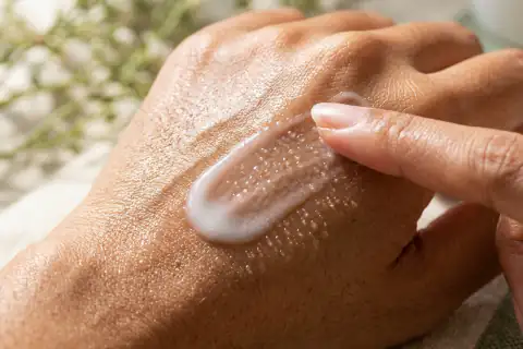 Tekstur serum NAD+ dan lotion ringan Oxydew Sunscreen yang menyatu tanpa menggumpal