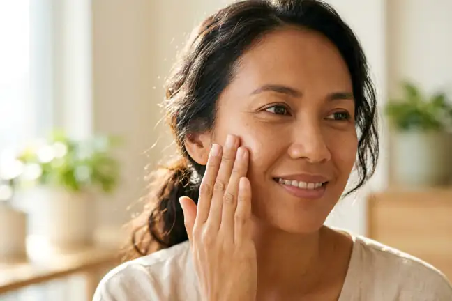 Wanita Indonesia mengaplikasikan NAD+ Booster Serum dan Oxydew Sunscreen SPF 50+