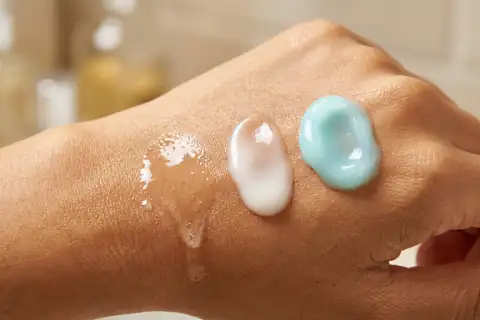 Tekstur cair Treatment Lotion dan emulsi lembut NAD+ Booster Serum