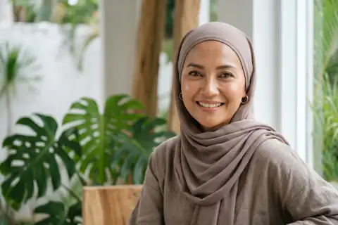 Potret pelanggan usia 40-an dengan kulit wajah kencang dan segar