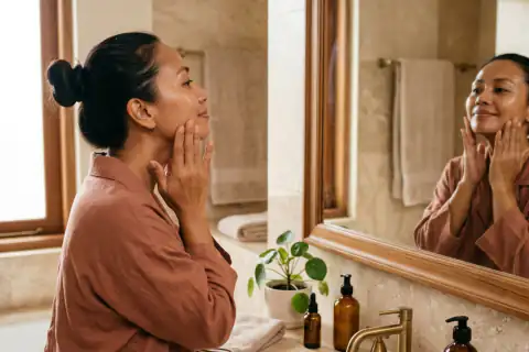 Langkah 2 teteskan NAD+ Booster Serum dan pijat ke arah atas