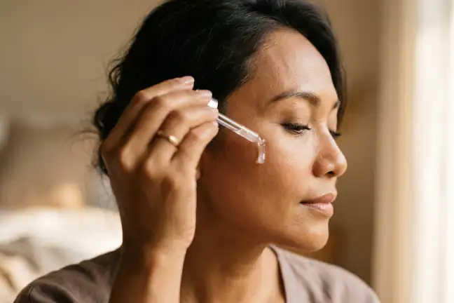 Wanita Indonesia mengaplikasikan NAD+ Booster Serum setelah Treatment Lotion 150ml