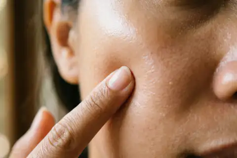 Close-up pipi kenyal dan halus tanpa residu putih di bawah sinar matahari pagi