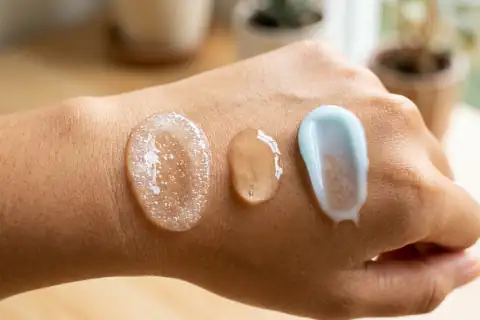Swatch 3 tekstur Treatment Lotion, Adenosine Gel-Cream, dan Oxydew Sunscreen di punggung tangan