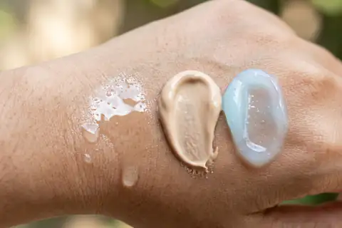 Tekstur cair Treatment Lotion dan krim Warm Beige PDRN Day Cream