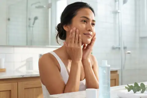 Langkah 1 tepuk lembut Deep Sea Water Treatment Lotion 150ml ke wajah