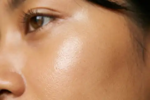 Kondisi kulit wajah cerah alami, mulus, dan menyatu sempurna setelah memakai Youth Glow Duo
